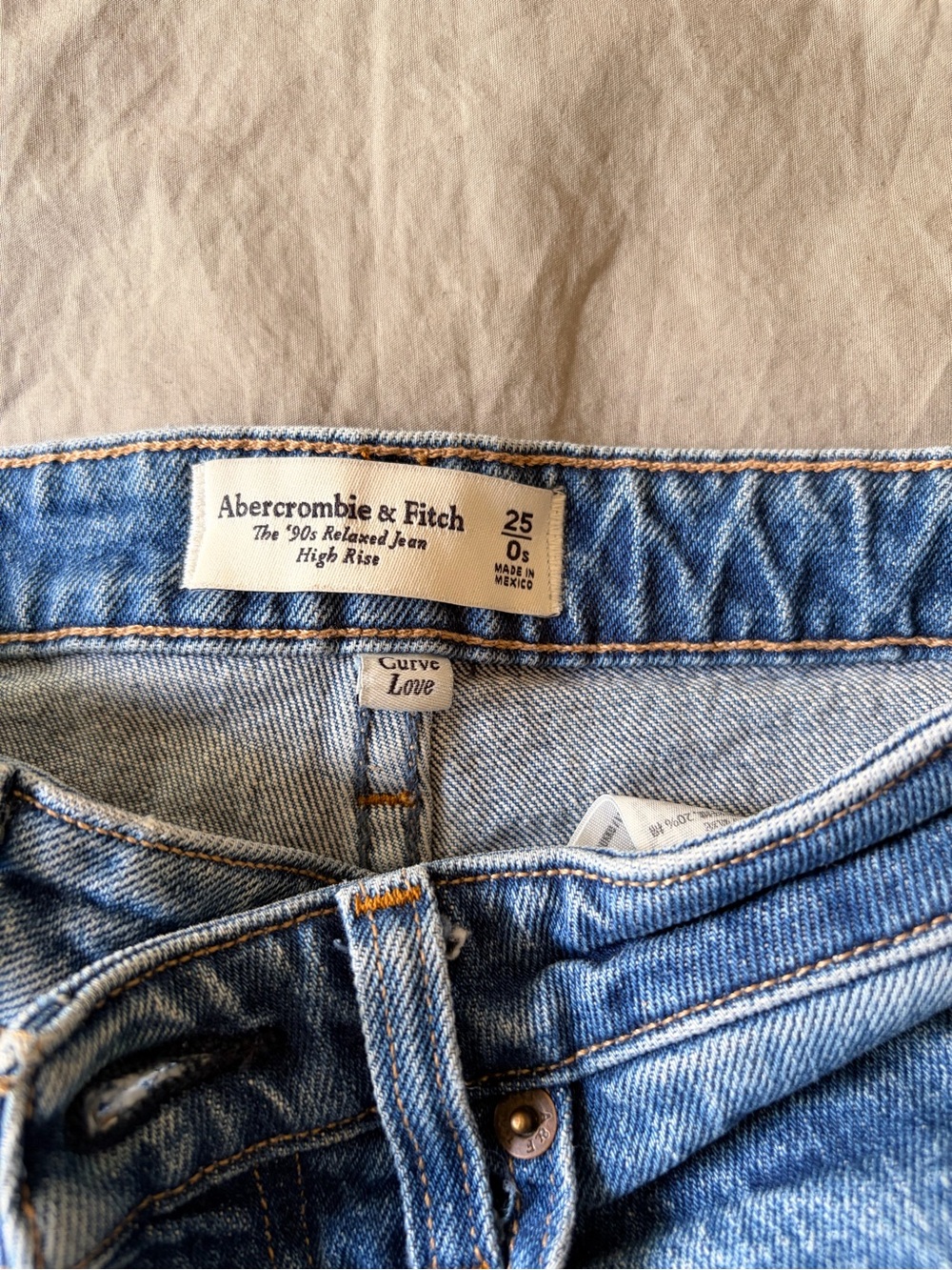 Abercrombie & Fitch Curve Love High-Rise 90’s Relaxed Jeans - Picture 2 of 5